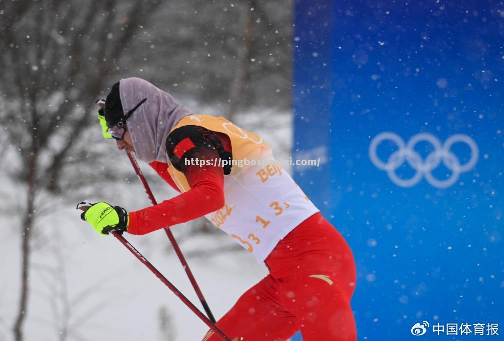 芬兰滑雪选手滑行优雅登上领奖台